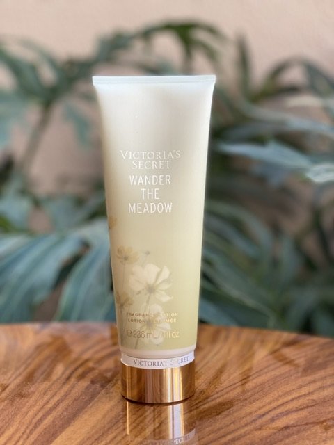 Hidratante wander the meadow, marca Victoria´s Secret, 236 ml