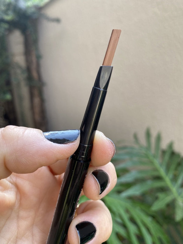 Lápis delineador labial marca ELF love triangle cor Deep Brow, 0,2 G